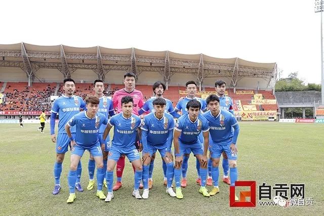 迈阿密主帅与梅西、德保罗亲密交谈，梅老板显得稍显羞涩